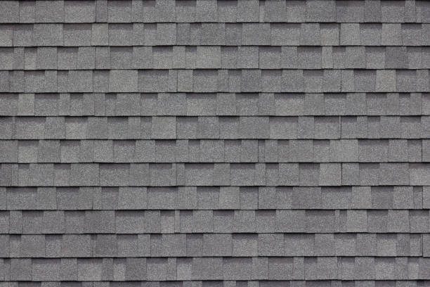 décoration de tuiles d’asphalte gris foncé sur le mur ou le toit de la maison. décoration de tuiles d’asphalte gris foncé sur le mur ou le toit de la maison. - shingled photos et images de collection