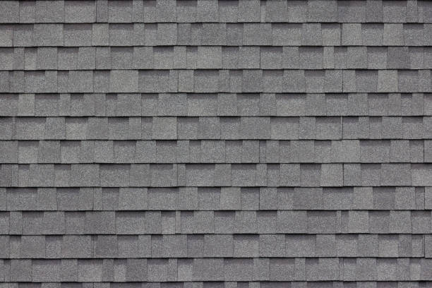 decorazione di piastrelle di asfalto grigio scuro sulla parete o sul tetto della casa. decorazione di piastrelle di asfalto grigio scuro sulla parete o sul tetto della casa. - roof foto e immagini stock