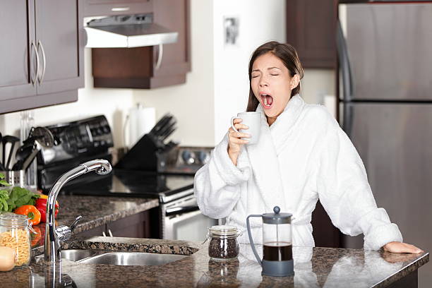 donna sbadigliare caffè in mattinata - yawning women drink coffee cup foto e immagini stock