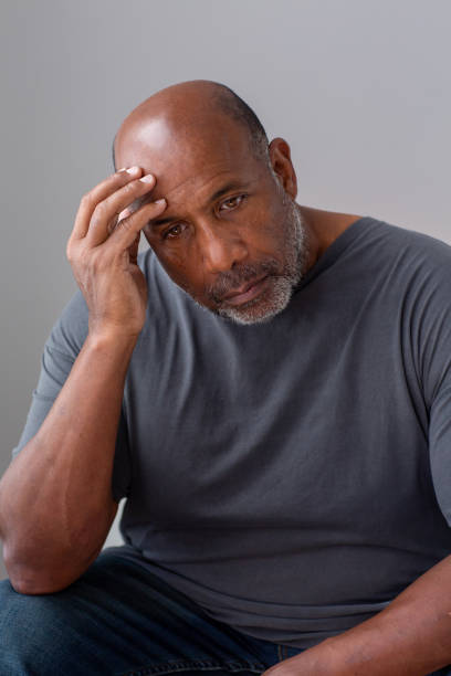 年配の男性は気分がよくなく、頭痛がします。 - mental health headache illness mental illness ストックフォトと画像