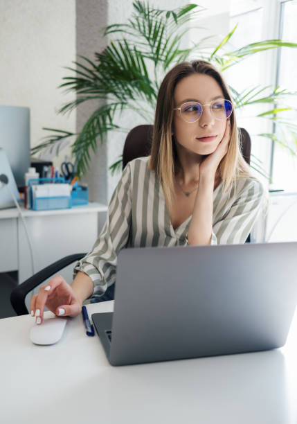 молодая женщина, работающая за компьютером - pc adult student laptop computer стоковые фото и изображения