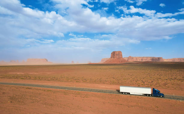 semirremolque en monument valley, utah - truck space desert utah fotografías e imágenes de stock