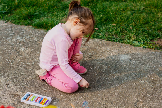istock Child drawing whit chalk in the yard 1395667366