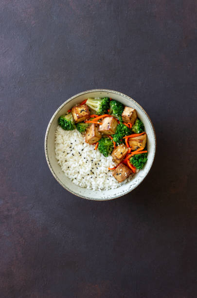 두부, 브로콜리, 당근, 참깨를 곁들인 쌀. 그릇. 건강한 식습관. 채식 음식. - tofu chinese cuisine vegetarian food broccoli 뉴스 사진 이미지