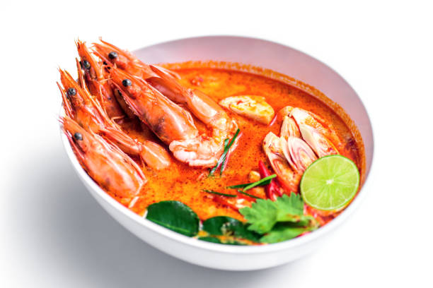 soupe de crevettes épicées chaudes au lait de coco ou tom yum goong sur fond blanc, cuisine thaïlandaise - thailand thai cuisine prawn tom yum soup photos et images de collection