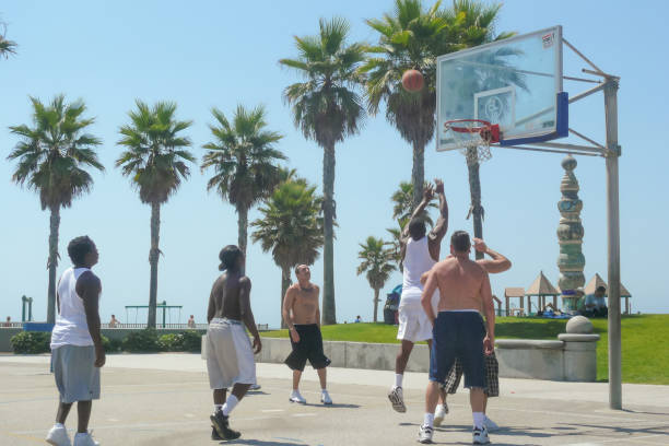 basketballplatz in venice beach - basketball basketball hoop california southern california stock-fotos und bilder