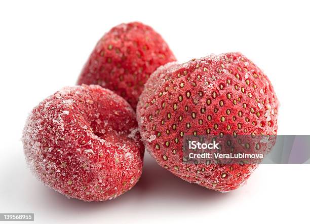 Drei Gefrorene Erdbeeren Stockfoto und mehr Bilder von Eingefroren - Eingefroren, Erdbeere, Abnehmen