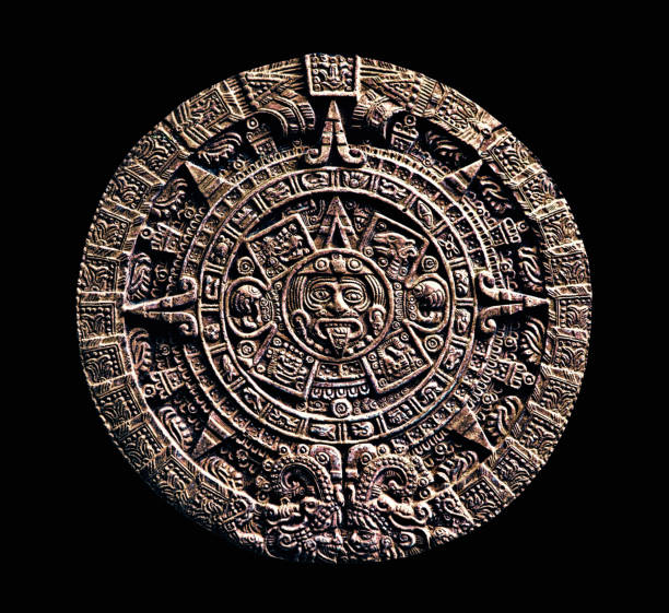 relique aztèque la pierre du soleil sur fond noir - north american tribal culture photography color image horizontal photos et images de collection