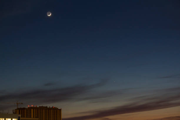 fotografia colorida de uma lua depilação jovem e do planeta mercúrio contra um céu azul escuro. a luz cinza da lua. astronomia. - ashen - fotografias e filmes do acervo