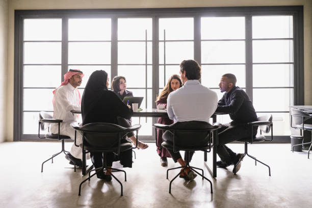 empresarios de oriente medio discutiendo planes de proyectos - middle east fotografías e imágenes de stock