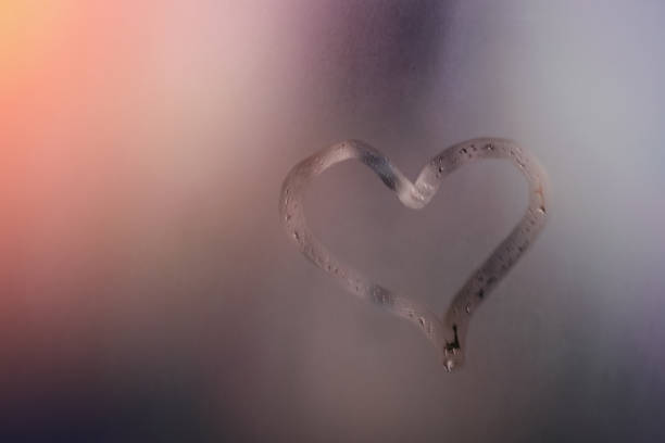 cuore su specchio bagnato. amore concettuale. - drop window water fog foto e immagini stock