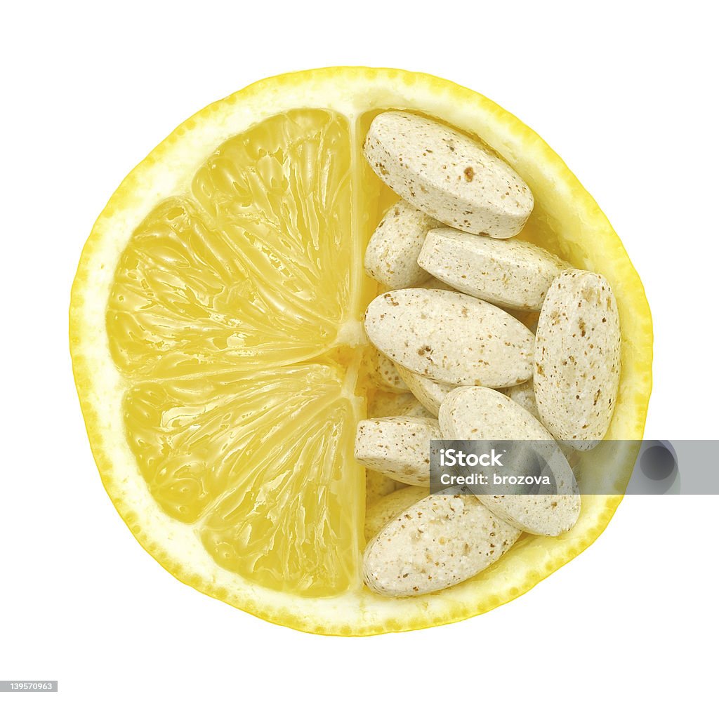 Plano aproximado de limão e pílulas de vitamina conceito isolado - Royalty-free Alimentação Saudável Foto de stock