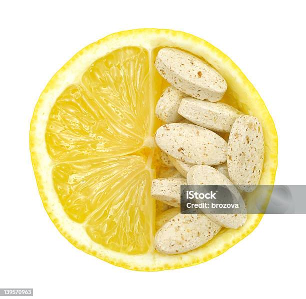 Plano Aproximado De Limão E Pílulas De Vitamina Conceito Isolado - Fotografias de stock e mais imagens de Alimentação Saudável