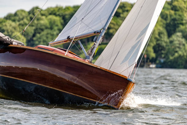 iate de navigação clássico em um lago em um regatta - sailboat sports race yachting yacht - fotografias e filmes do acervo