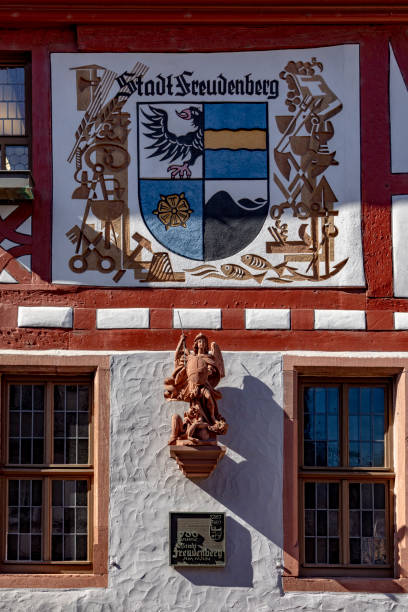 슈타트 프로이덴베르크의 팔의 외투 - engl : 마을 freudenberg - 독일 프로이덴베르크 마을의 상징으로 천사의 동상. - in der stadt 뉴스 사진 이미지