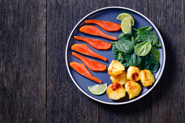 salmon slices with spinach leaves, roast potatoes - smoked salmon salt healthy lifestyle cold imagens e fotografias de stock