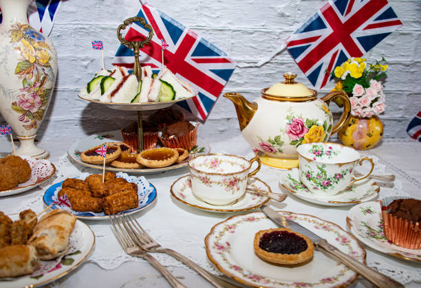 celebración del jubileo de platino de la fiesta del té con banderas de la union jack - cultura británica fotografías e imágenes de stock