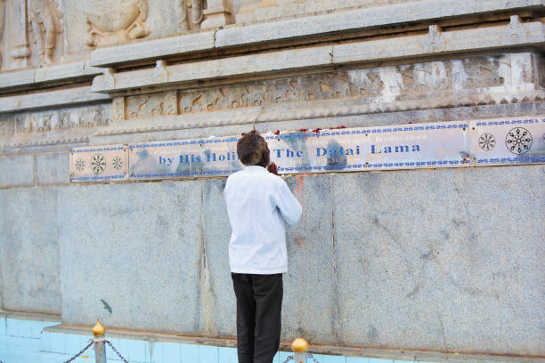 statue du seigneur bouddha, hyderabad, telangana, inde
hyderabad, inde 14 avril 2022: un vieil homme montre son respect envers le seigneur bouddha. - bodhgaya architecture image human age photos et images de collection