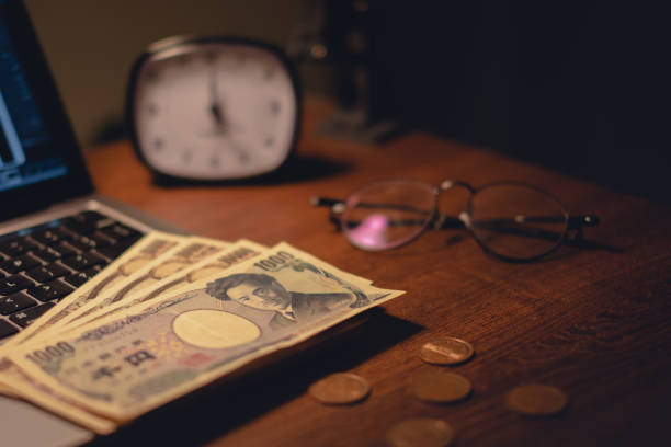 istock yen money lying on the table 1395734952