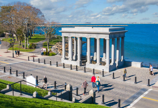 visitando plymouth rock - plymouth rock fotografías e imágenes de stock