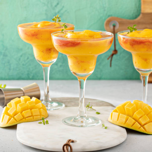 mangonada margarita koktajl, mrożona margarita z mango z rumiankiem - cocktail sauce zdjęcia i obrazy z banku zdjęć