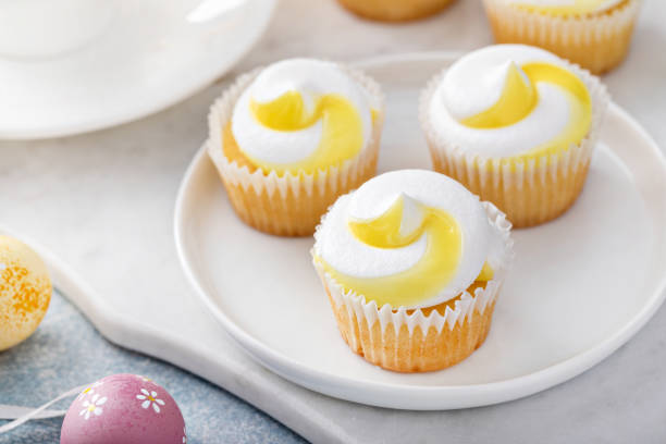 cupcake al limone per pasqua su piatto bianco - little cakes foto e immagini stock
