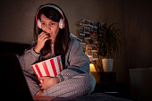 frau-die-zu-hause-einen-gruseligen-film-sieht-und-popcorn-isst.jpg?b=1&s=170x170&k=20&c=XzUmiXsbZG572W945ILT4Y-8liPARrF8wA1okiowTpk=