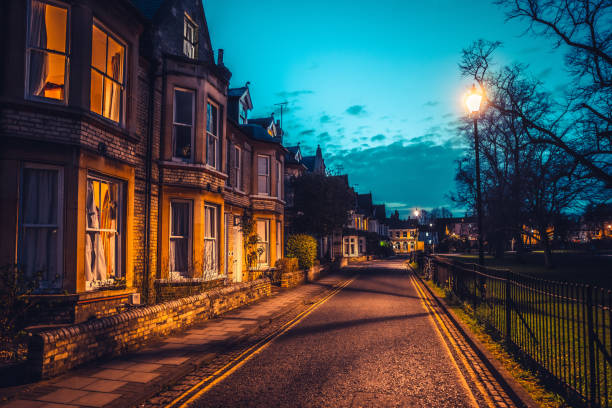 scène nocturne de cambridge, royaume-uni - row house townhouse house in a row photos et images de collection