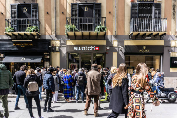 swatch shop in palermo, sizilien, italien. - omega stock-fotos und bilder