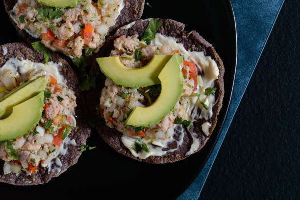 ceviche de pescado en tostadas de maíz azul, comida mexicana - seviche prepared ahi freshness mexican culture fotografías e imágenes de stock