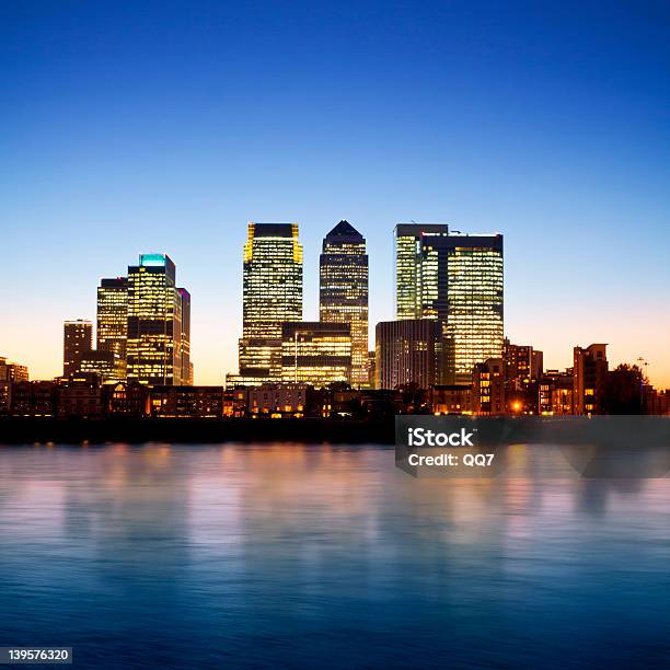 Canary Wharf W Zmierzchu - zdjęcia stockowe i więcej obrazów Anglia - Anglia, Architektura, Bez ludzi