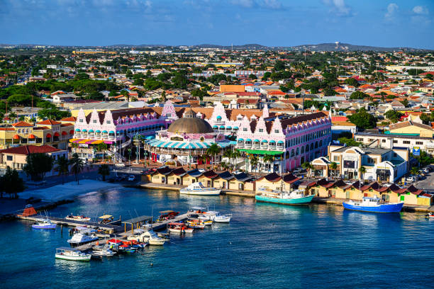 ein blick auf die uferpromenade von oranjestad - aruba stock-fotos und bilder