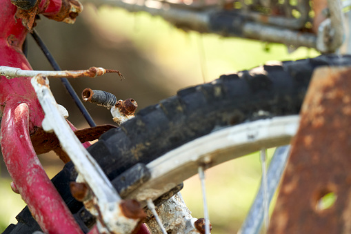 Primer plano de una vieja bicicleta oxidada. Los frenos y los neumáticos son defectuosos. MTB De dos ruedas es un hallazgo marítimo (Seefunde). photo