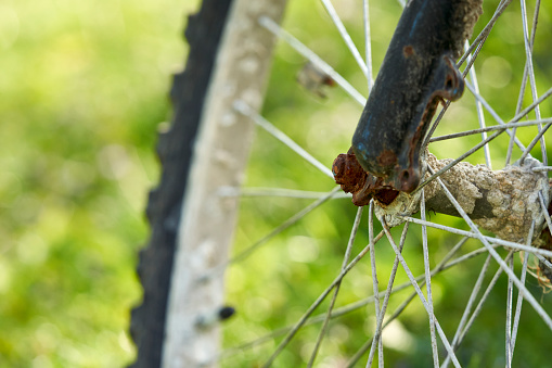 Primer plano de una vieja rueda de bicicleta oxidada. MTB De dos ruedas es un hallazgo marítimo (Seefunde). photo