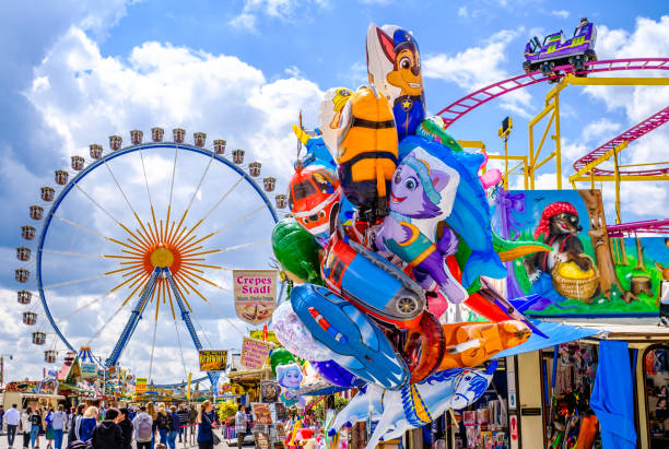 festival da primavera em munique - alemanha - amusement park oktoberfest munich chain swing ride - fotografias e filmes do acervo