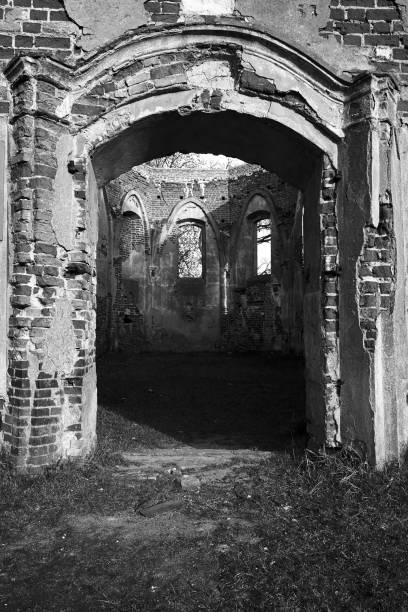 istock Entrance to a brick, dilapidated church 1395775170