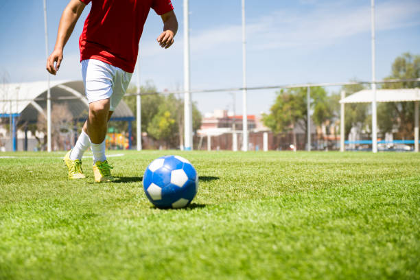 un joueur de football donne un coup de pied de pénalité - penalty shot photos et images de collection