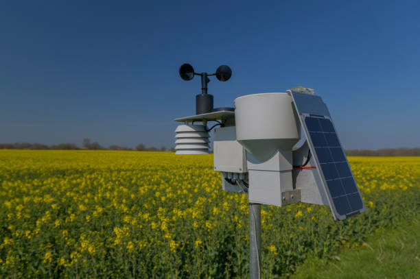 스마트 농업 및 스마트 농장 기술. 랩 분야에서 풍속과 태양 전지 시스템을 측정하는 데 사용되는 기상 장비. 현장에 배치 된 태양 전지 패널이있는 기상 관측소. - anemometer meteorology weather barometer 뉴스 사진 이미지