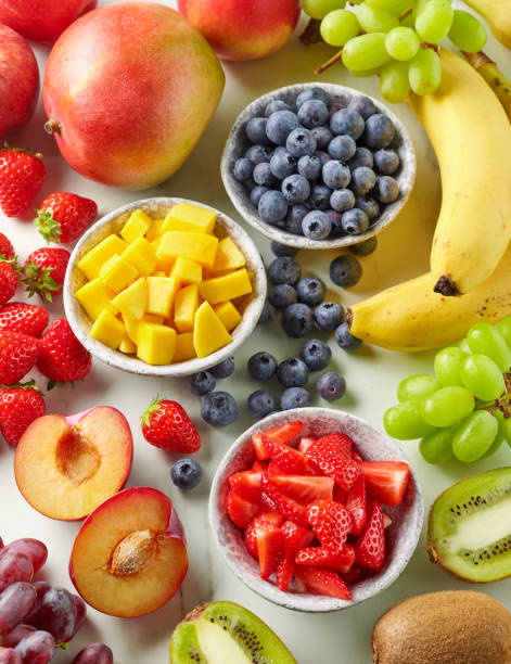 frutas y bayas frescas - tazón para frutas fotografías e imágenes de stock