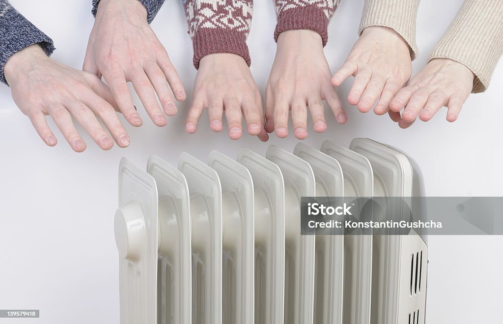 Rodzina ocieplenie ręce nad Piecyk elektryczny - Zbiór zdjęć royalty-free (Chłodny)