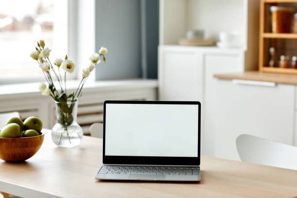 mockup laptop sul tavolo della cucina - working at home domestic kitchen laptop computer foto e immagini stock