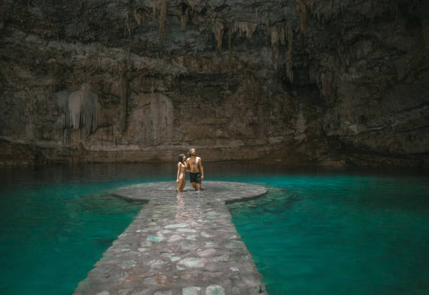 para stojąca w cenote na jukatanie w meksyku - latin america travel destinations yucatan mexico zdjęcia i obrazy z banku zdjęć