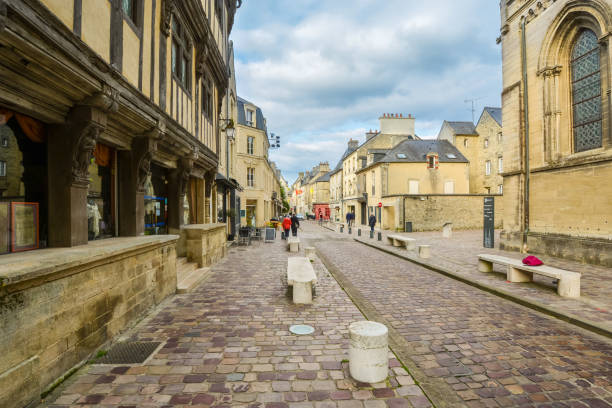malownicza ulica sklepów z częścią katedry matki bożej z bayeux w departamencie calvados w normandii we francji. - tkanina z bayeux obrazy zdjęcia i obrazy z banku zdjęć