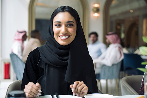 Retrato interior de mujer alegre en el restaurante de Riad photo
