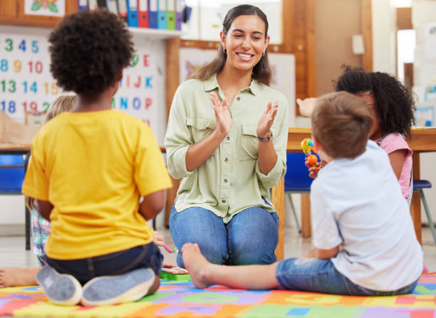 ujęcie nauczycielki śpiewającej ze swoimi dziećmi w wieku przedszkolnym - childrens music zdjęcia i obrazy z banku zdjęć