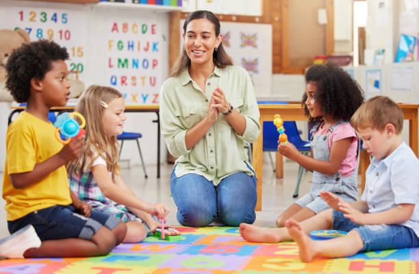 ujęcie nauczycielki śpiewającej ze swoimi dziećmi w wieku przedszkolnym - childrens music zdjęcia i obrazy z banku zdjęć