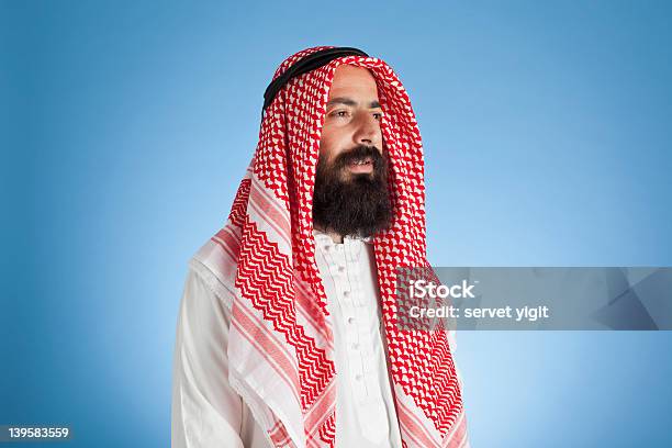 Арабский Взрослый Мужчина Выглядывает Из — стоковые фотографии и другие картинки Взрослый - Взрослый, Горизонтальный, Люди