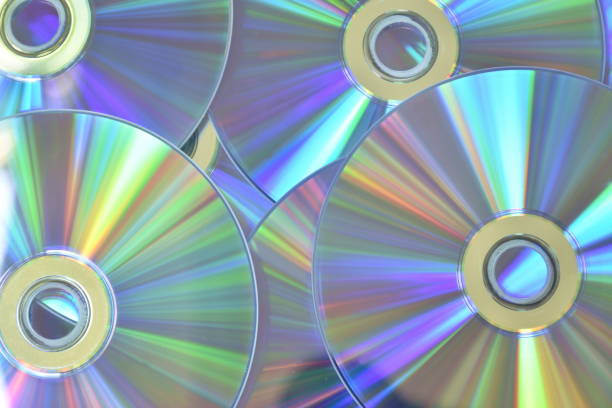 cd ou dvd avec réflexion colorée de lumière sur la surface en fond blanc - dvd obsolete cd cd rom photos et images de collection