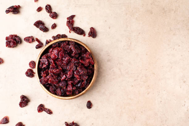 frutas secas saludables, arándanos, ciruelas pasas en un tazón de madera vista plana. - dried cranberry fotografías e imágenes de stock