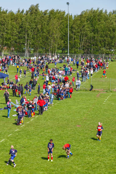 niños jugando al fútbol con sus padres en público - competición de fútbol fotografías e imágenes de stock